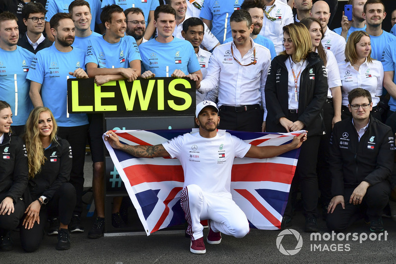 Lewis Hamilton, Mercedes AMG F1 celebra con el equipo