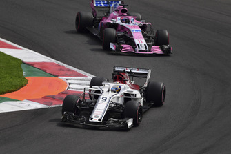Marcus Ericsson, Sauber C37 ve Sergio Perez, Racing Point Force India VJM11