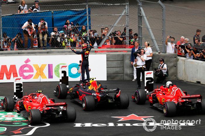 Max Verstappen, Red Bull Racing, celebra en Parc Ferme, mientras Kimi Raikkonen, Ferrari y Sebastian Vettel, Ferrari aparcan sus coches