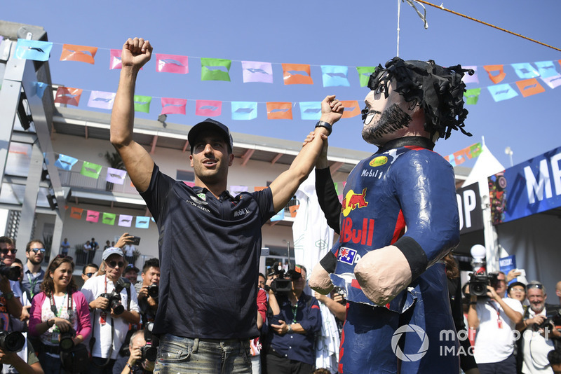Daniel Ricciardo, Red Bull Racing le pega a su piñata