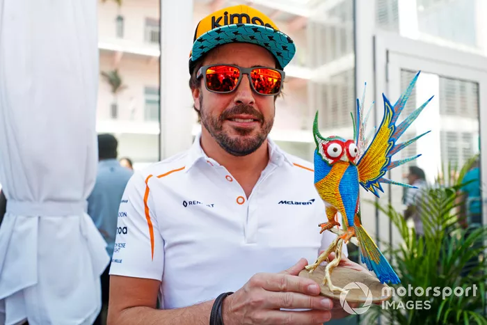 Fernando Alonso, McLaren, con su alebrije