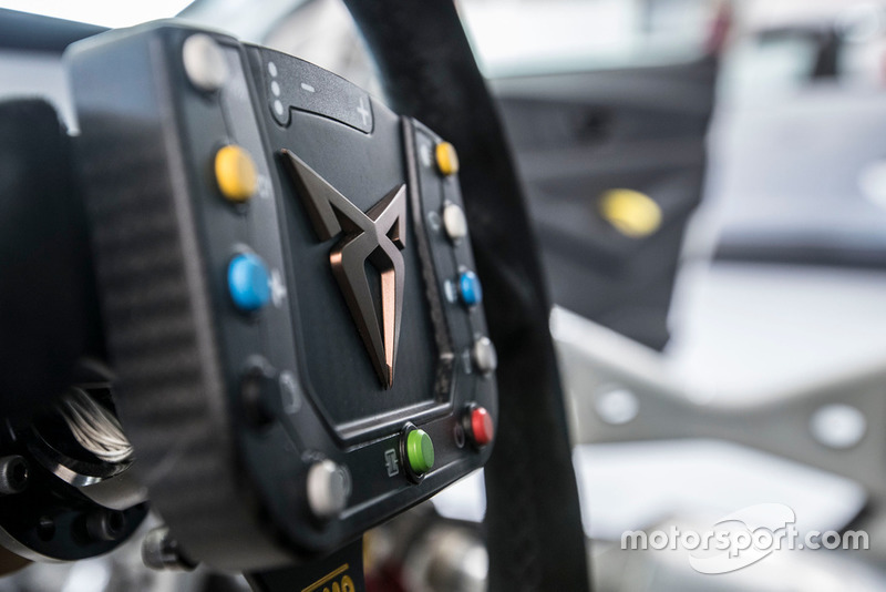 Volante di una Cupra Leon TCR SEQ