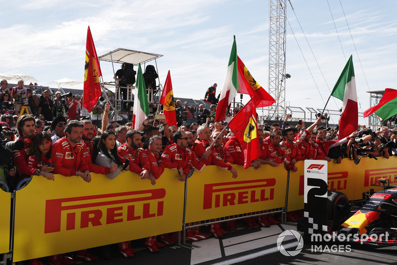 Il team Ferrari festeggia nel parco chiuso