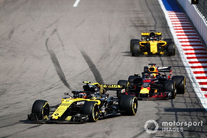 Carlos Sainz, sin ritmo por un toque con Ericsson, intentaba mantener detrás a sus rivales para ayudar a Hulkenberg, pero poco pudo hacer