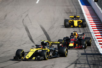Carlos Sainz Jr., Renault Sport F1 Team R.S. 18 ve Daniel Ricciardo, Red Bull Racing RB14 ve Nico Hulkenberg, Renault Sport F1 Team R.S. 18