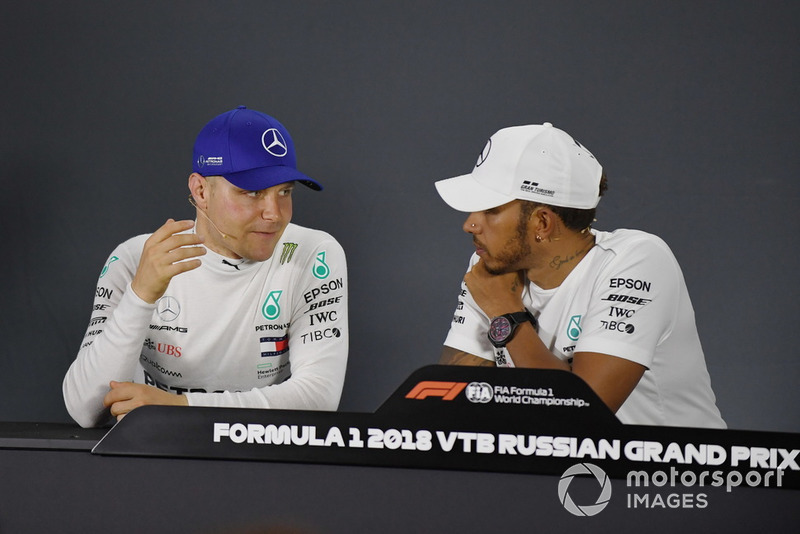 Valtteri Bottas, Mercedes AMG F1 et Lewis Hamilton, Mercedes AMG F1 lors de la conférence de presse