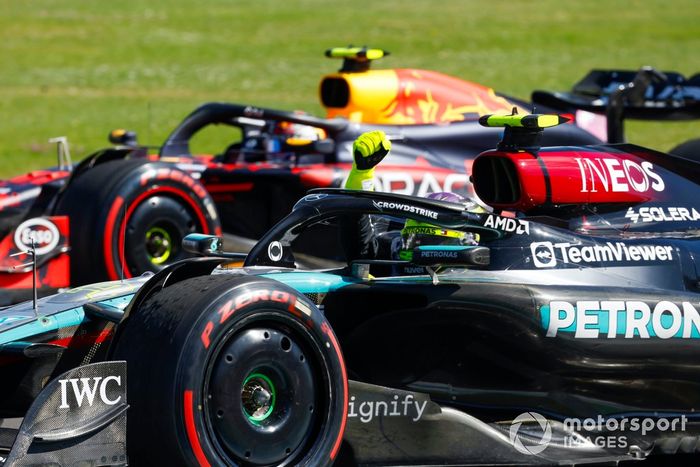 Lewis Hamilton, Mercedes F1 W15, 1ª posición, levanta el puño en señal de celebración de camino al Parc Ferme
