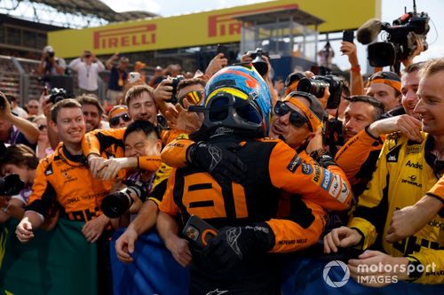 Oscar Piastri, McLaren F1 Team, 1ª posição, festeja com a sua equipa à chegada ao Parc Ferme
