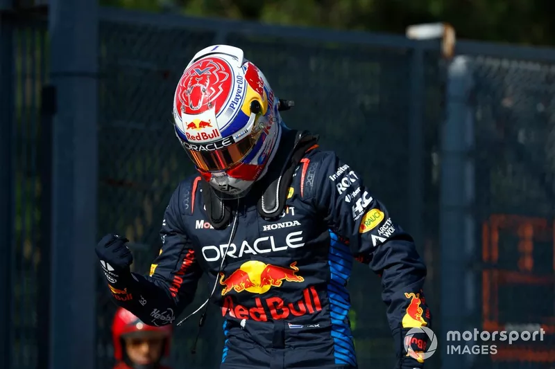 Max Verstappen, Red Bull Racing, célèbre la pole position au Parc Ferme 