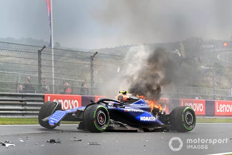 Logan Sargeant, Williams FW46, chute pendant la FP3, provoquant un incendie à l'arrière de sa voiture.