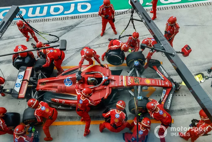 Charles Leclerc, Ferrari SF-24, hace una parada en boxes