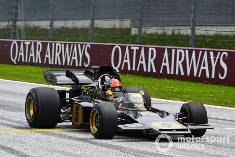 Emerson Fittipaldi, champion du monde de Formule 1 en 1972 et 1974, conduit une Lotus 72 Ford Cosworth DFV de 1972 lors d'une parade des légendes.