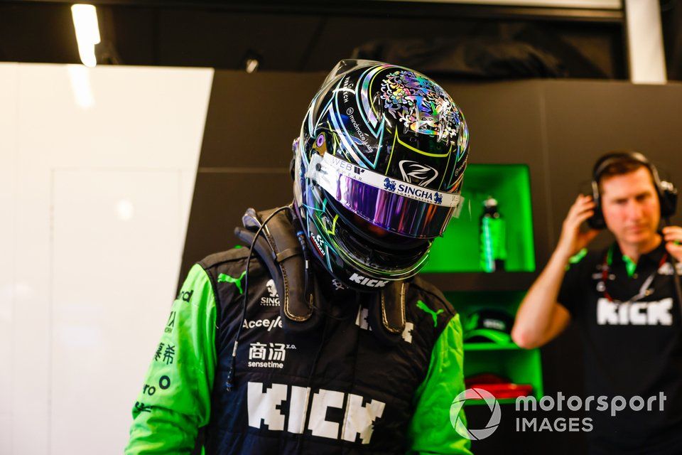 Zhou Guanyu, Stake F1 Team Kick Sauber, se prepara en el garaje