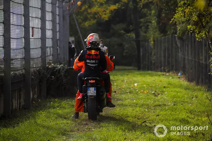 Max Verstappen, Red Bull Racing después de retirarse de la carrera