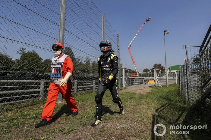 Daniel Ricciardo, Renault F1, regresa a su garaje después de un problema técnico en el FP3