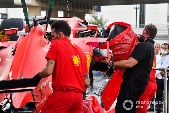 Los mecánicos de Ferrari descargan el monoplaza dañado de Sebastian Vettel, Ferrari SF1000