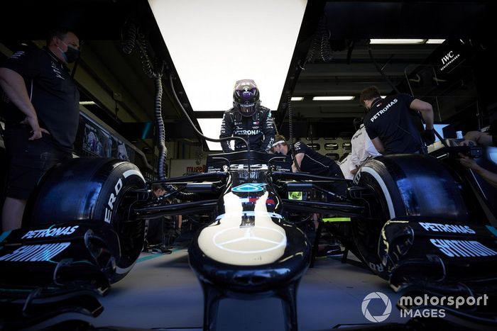 Lewis Hamilton, Mercedes F1 W11, in the garage