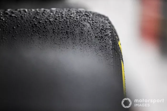 Gotas de agua en un neumático Pirelli
