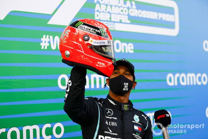 Lewis Hamilton, Mercedes-AMG F1, 1ª posición, en el podio con el casco de Michael Schumacher