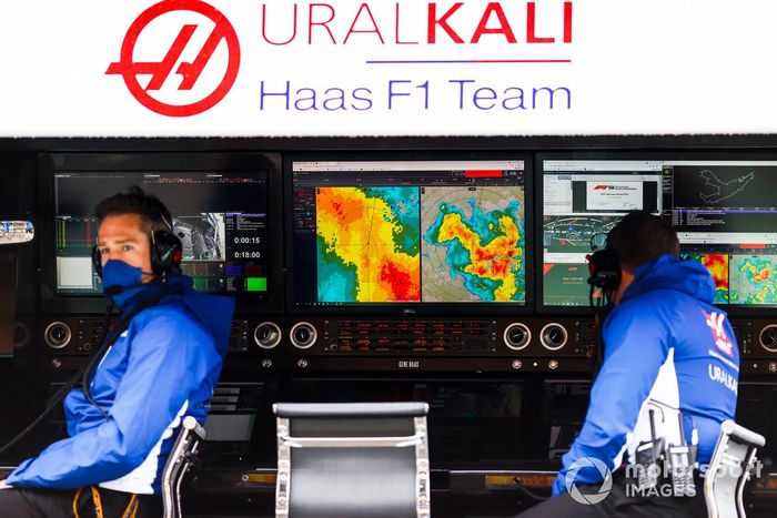 Pantalla del radar meteorológico en el muro de boxes de Haas F1