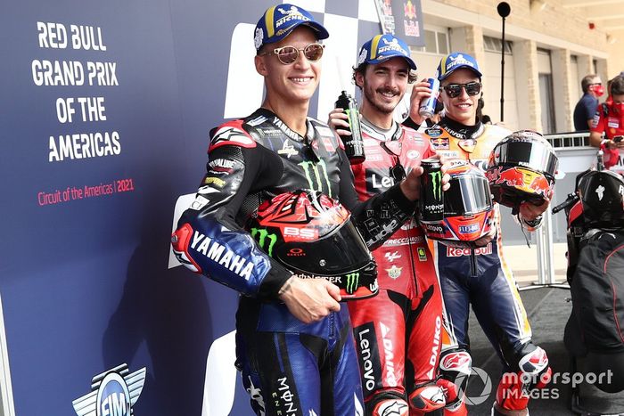 Top 3 clasificados: segundo Fabio Quartararo, Yamaha Factory Racing, pole position Francesco Bagnaia, Ducati Team, tercero Marc Márquez, Repsol Honda Team