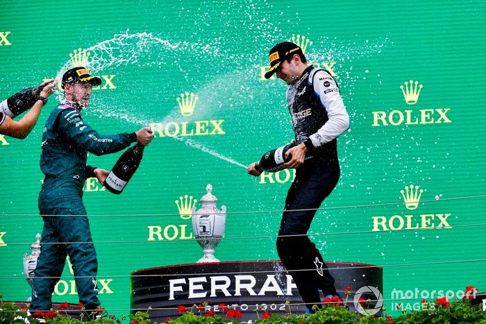 Podio: segundo lugar Sebastian Vettel, Aston Martin y el ganador Esteban Ocon, Alpine F1