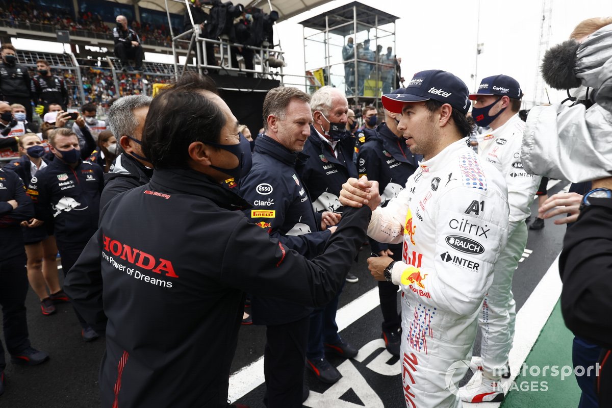 Toyoharu Tanabe, F1 Technical Director, Honda, congratulates Sergio Perez, Red Bull Racing, 3rd position,