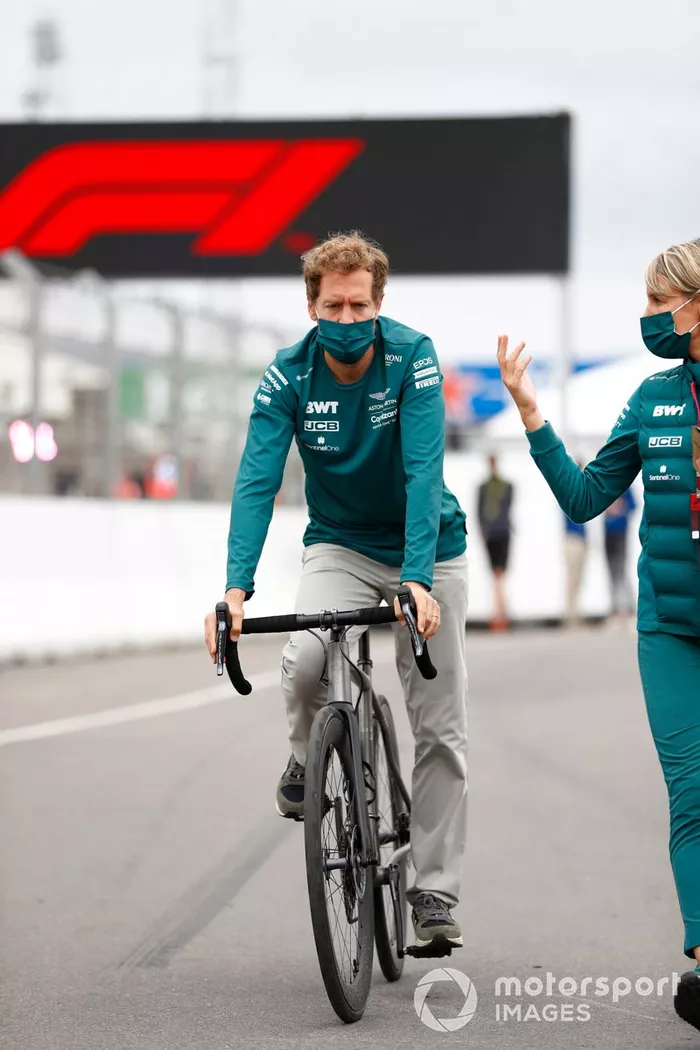 Sebastian Vettel, Aston Martin en su bici