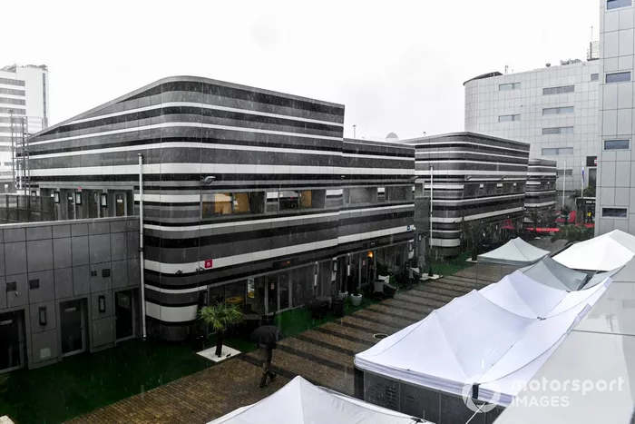 Lluvia en el paddock