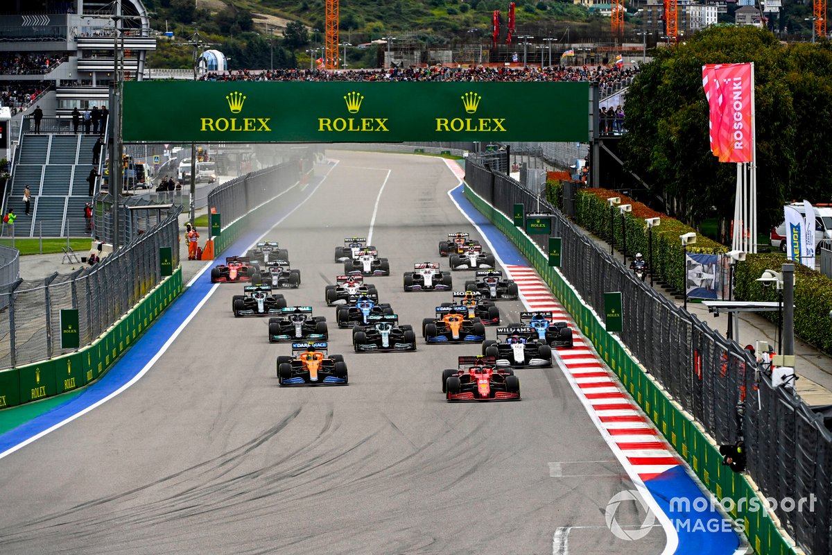 Carlos Sainz Jr., Ferrari SF21, Lando Norris, McLaren MCL35M, George Russell, Williams FW43B, Lance Stroll, Aston Martin AMR21, Fernando Alonso, Alpine A521, and the rest of the field at the start