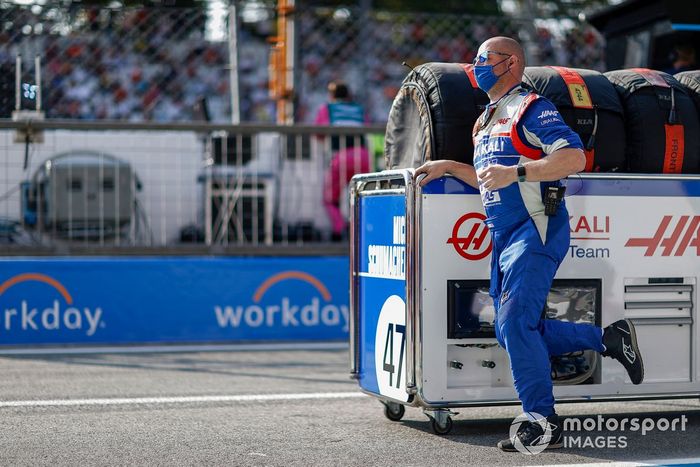 Un mecánico de Haas F1 en la parrilla con neumáticos