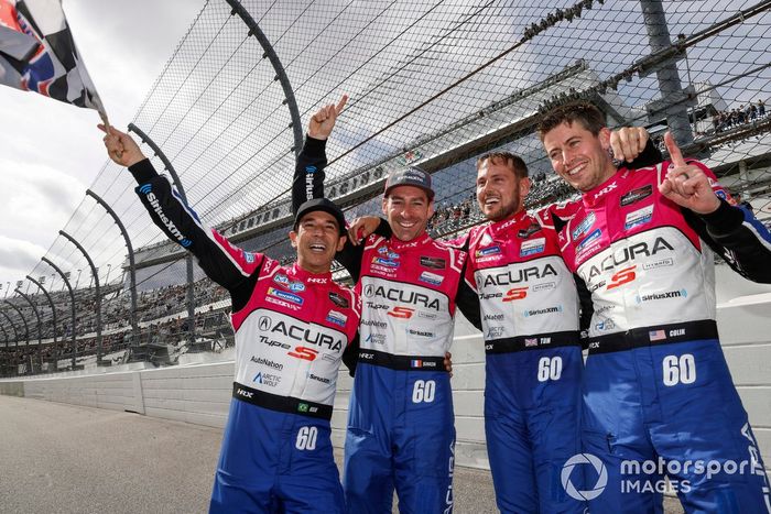 #60 Meyer Shank Racing c/ Curb Agajanian Acura ARX-06: Tom Blomqvist, Colin Braun, Helio Castroneves, Simon Pagenaud celebrando su victoria