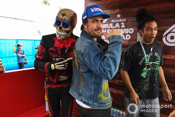 Fernando Alonso, del equipo Alpine F1, con el artista Jimmy Pierce y Fermín La Calaca