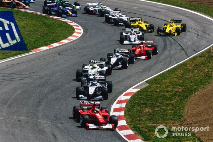Michael Schumacher, Ferrari F1-2000, leads Mika Häkkinen, McLaren MP4-15 Mercedes, Ralf Schumacher, Williams FW22 BMW, David Coulthard, McLaren MP4-15 Mercedes, Rubens Barrichello, Ferrari F1-2000, Jacques Villeneuve, BAR 002 Honda, Jarno Trulli, Jordan EJ10 Mugen-Honda, at the start