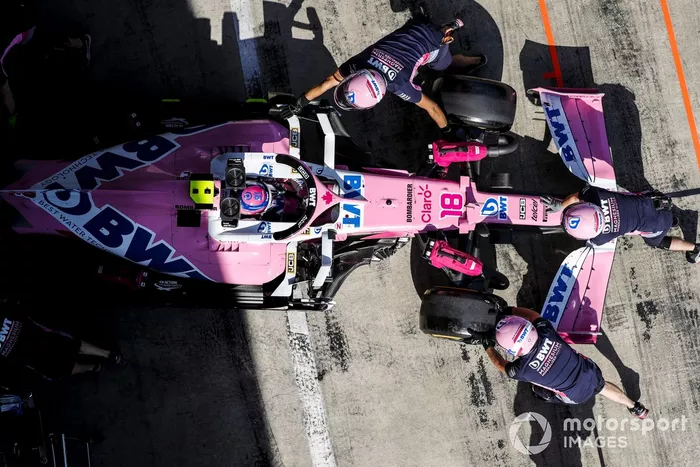 Lance Stroll, Racing Point RP20, est poussé dans le garage