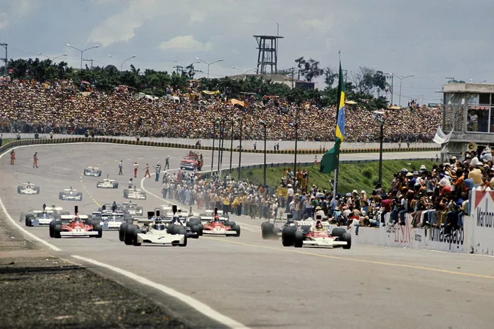 Carlos Reutemann, Brabham BT44 y el ganador de la carrera Emerson Fittipaldi, McLaren M23 encabezan el campo en un comienzo caótico de la carrera