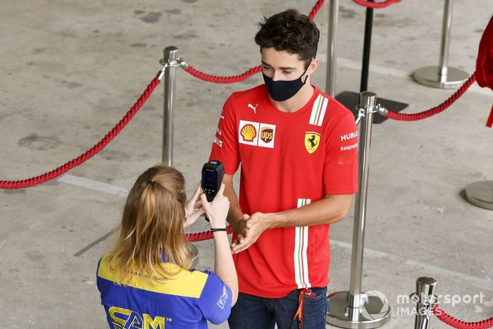 Charles Leclerc, Ferrari en un control de temperatura