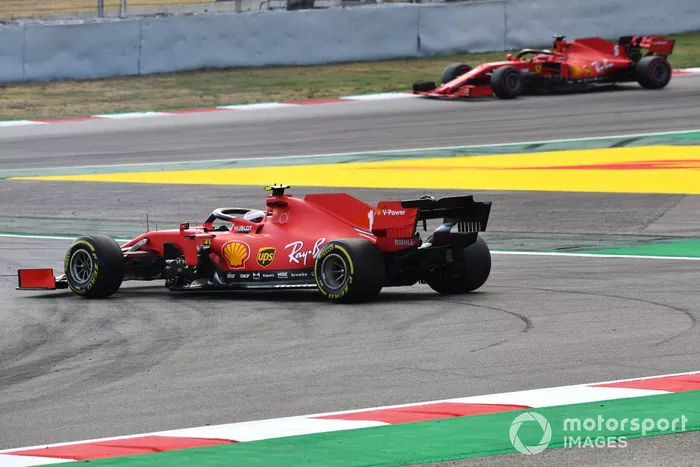 Sebastian Vettel, Ferrari SF1000, detras de Charles Leclerc, Ferrari SF1000 que hace un trompo debido a una falla eléctrica