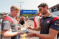 Romain Grosjean, Haas F1 Team, firma un autógrafo a un fan