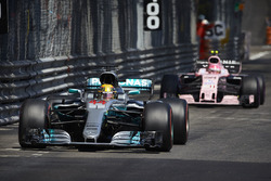 Льюис Хэмилтон, Mercedes AMG F1 W08, и Эстебан Окон, Sahara Force India F1 VJM10