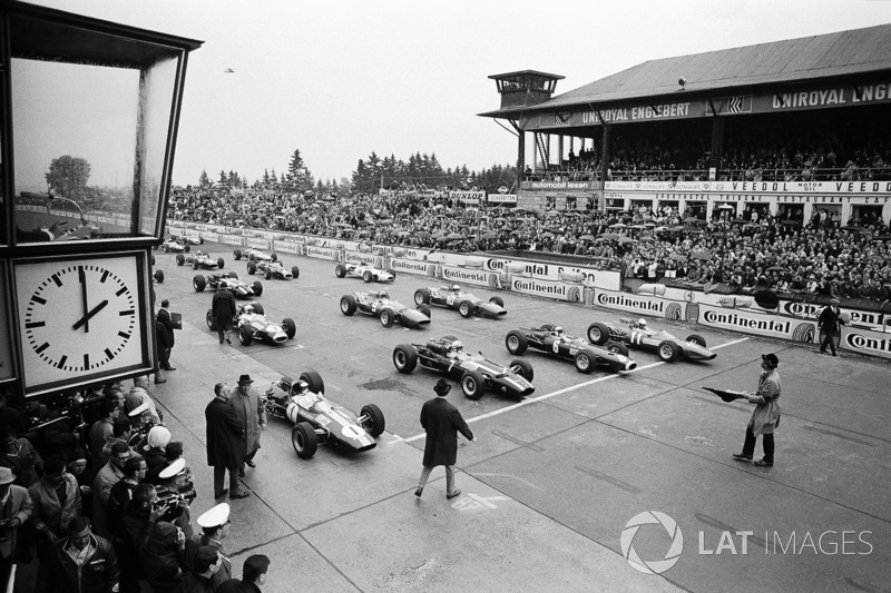 Polesitter Jim Clark, Lotus, John Surtees, Cooper, Jackie Stewart, BRM, en Ludovico Scarfiotti, Ferrari, Duitsland 1966