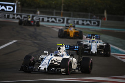 Valtteri Bottas, Williams FW38, devant Felipe Massa, Williams FW38