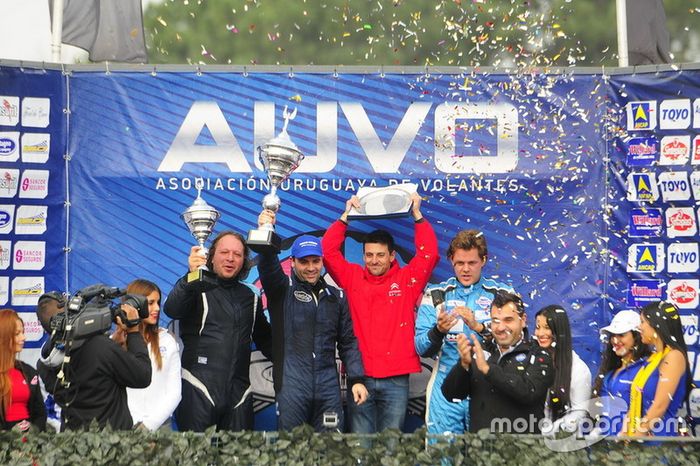 Podio: ganador de la carrera Fabricio Larratea, segundo lugar Daniel Ferra y tercer lugar Fernando Etchegorry (3°).