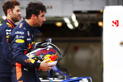 Даніель Ріккардо, Red Bull Racing, повертається у бокси після аварії