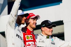 Lewis Hamilton, Mercedes AMG, Sebastian Vettel, Ferrari, y Valtteri Bottas, Mercedes AMG, en el podi