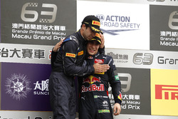 Podium: Race winner António Felix da Costa, Carlin Dallara Volkswagen with Sérgio Sette Camara, Carlin Dallara Volkswagen