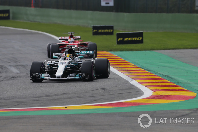Hamilton largou bem e manteve a ponta desde o início. Vettel, que largou em segundo, foi o único a acompanhar seu ritmo.