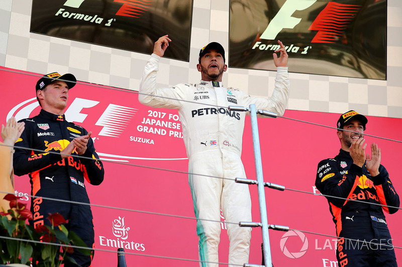 Podio: ganador de la carrera Lewis Hamilton, Mercedes AMG F1, segundo lugar Max Verstappen, Red Bull