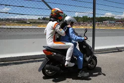 Retiro de  Stoffel Vandoorne, McLaren en un scooter