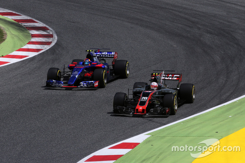 Carlos Sainz Jr., Scuderia Toro Rosso STR12 y Kevin Magnussen, Haas F1 Team VF-17 battle